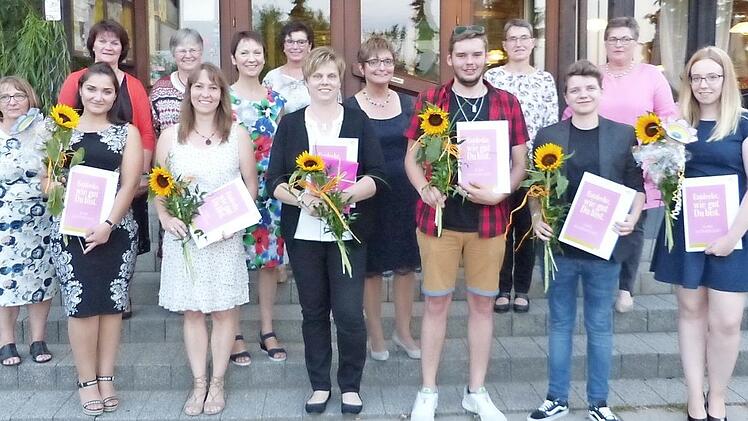 Die Besten der drei Ausbildungswege in der Hauswirtschaft mit den Ehrengästen; im Bild (vorne, von links) Antaran Petrosian, Claudia Hinkel, Heike Till, Florian Börschlein, Sandra Steiner und Antonia Gebhardt sowie (hinten, von links) Martina Wehrfritz vom VfL, die Kulmbacher Kreisbäuerin Beate Opel, Gertrud Kolb vom Berufsbildungsamt Bayreuth, die stellvertretende Bayreuther Landrätin Christa Reinert-Heinz, Wunsiedels Kreisbäuerin Karin Reichel, Prüfungsausschuss-Vorsitzende Waltraud Seuß, V...