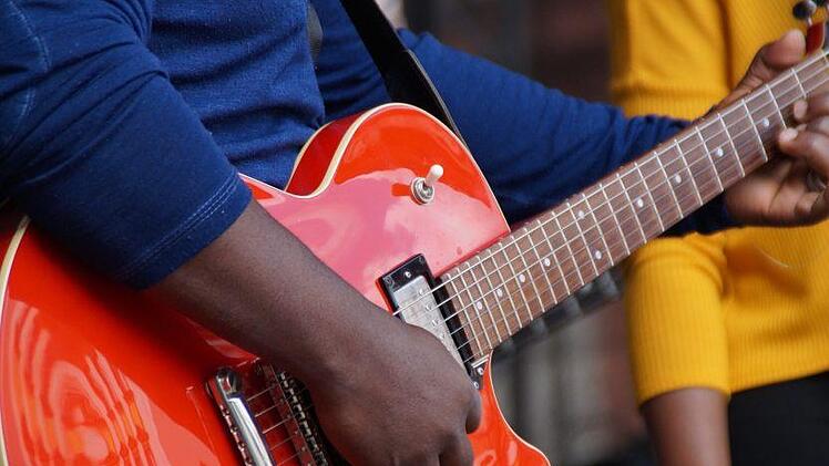 Viele Straßenmusiker werden die Innenstadt von Würzburg mit schönen Klängen bespielen und für eine tolle Atmossphäre sorgen. Symbolbild: dosimotion/pixabay.com