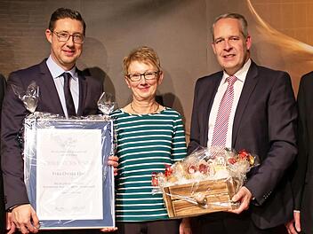 Christa Eber (Mitte) wurde für 50 Jahre Betriebszugehörigkeit bei der Kulmbacher Brauerei geehrt und erhielt von Florian Kirchner, Leiter Personal und Entwicklung (links), Mathias Keil, Vorstand Finanzen und Technik (Zweiter von links), Markus Stodden, Vorstandssprecher (Zweiter von rechts) und Thomas Gillich, stellvertretender Betriebsratsvorsitzender (rechts) eine Urkunde und einen Präsentkorb. Foto: Kulmbacher Brauerei