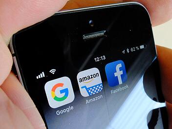 15 Euro Gutschrift sichern: Amazon schenkt Erstnutzern der Amazon-Shopping-App 15 Euro. Aber nur noch für kurze Zeit!  Symbolfoto: Stefan Jaitner/dpa