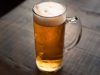 Ein Unbekannter bewarf einen Mann mit einem Bierkrug.