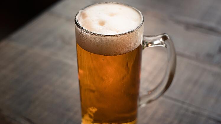 Ein Unbekannter bewarf einen Mann mit einem Bierkrug.
