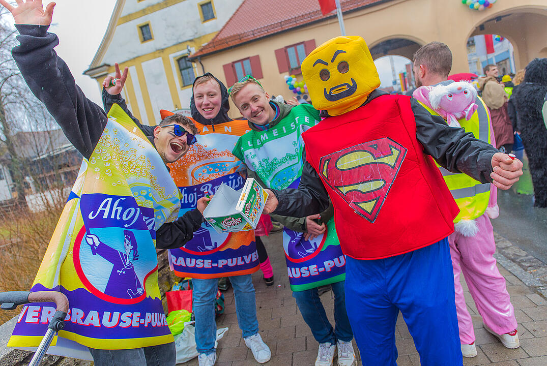 Buntes Faschingstreiben begeistert groß und klein.