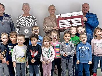 Die Erwachsenen Ferdinand Thum, Monika Ruckdeschel, Karin Vonbrunn und Wilfried G&uuml;lden (von links) regelten die Spenden&uuml;bergabe; die Kinder vom Kindergarten St. Anna freuten sich mit.