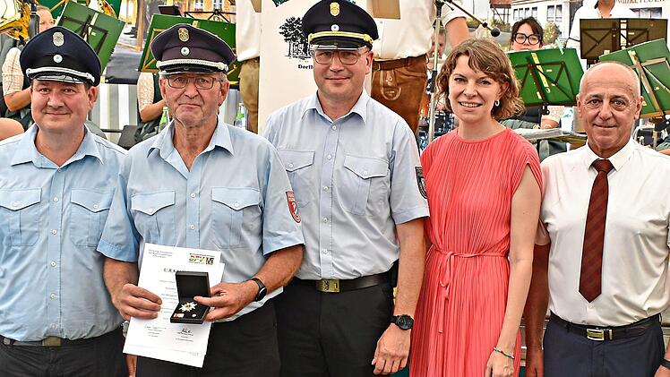 Von links: Fachbereichsleiter Wettbewerbe Roland Dauer, stellvertretender Fachbereichsleiter Wettbewerbe J&uuml;rgen Ender, Kreisbrandrat Thilo Kraus, Bundestagsabgeordnete Emmi Zeulner und stellvertretender Landrat Robert H&uuml;mmer. Thomas Micheel