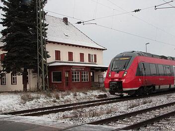 Seit  Freitag Nacht besitzt   die  Gemeinde Eggolsheim  den     Bahnhof  im Ortsteil Neuses. Foto: Hofbauer
