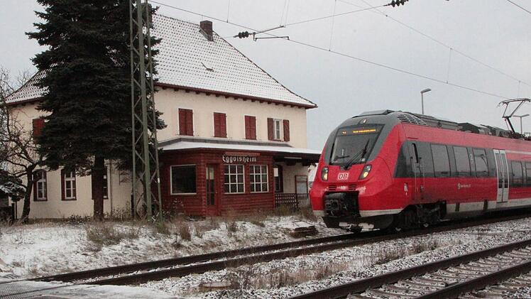 Seit  Freitag Nacht besitzt   die  Gemeinde Eggolsheim  den     Bahnhof  im Ortsteil Neuses. Foto: Hofbauer