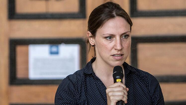 Theaterpädagogin Luca Pauer moderierte die Auftaktveranstaltung des Festivals für Schultheater.Foto: Jochen Berger