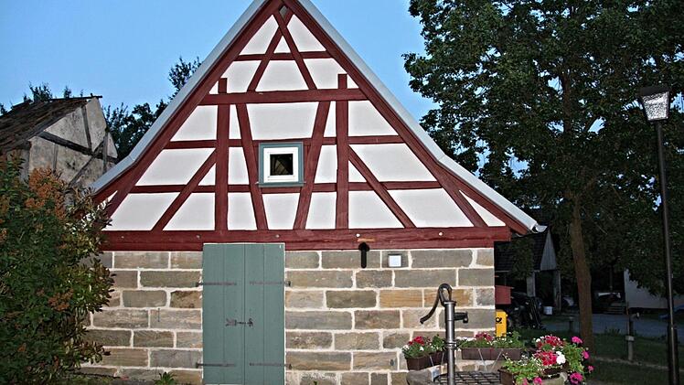 Der Holzbock befiel die untere Schwelle (Pfeil) an der Giebelseite des erst im Jahr 2010 eingeweihten Brauhauses in Buch. Um die 3000 Euro wird die Behebung des Schadens der Gemeinde kosten. Foto: Helmut Will