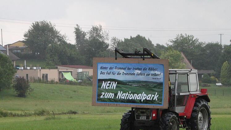 Ein paar Traktoren mit Protestplakaten standen am Straßenrand. Foto: Ulrike Müller