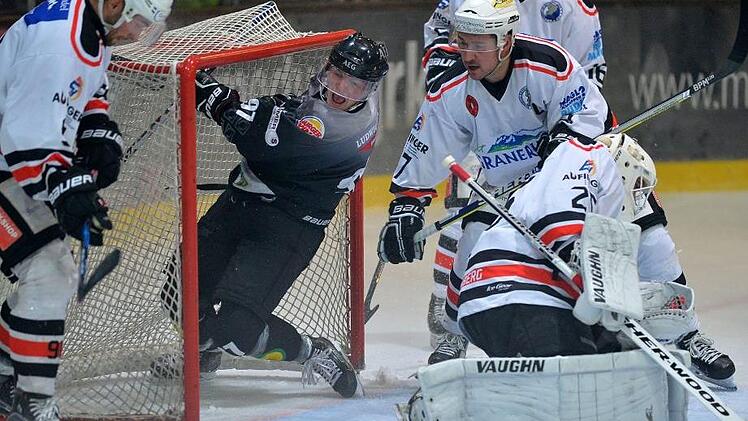 In dieser Szene ist zwar nicht der Puck, sondern der Höchstadter Lukas Lenk im Peißenberger Tor, doch die Alligators treffen in dieser Saison oft und dürfen sich über die Tabellenführung freuen. Foto: Picturedreams