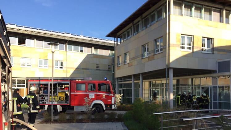 Vom südöstlichen Parkplatz her näherten sich die Einsatzkräfte der Brandursache. Foto: Feuerwehr Kronach