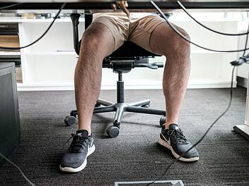 Kurze Hosen sind an vielen Arbeitsplätzen nicht gern gesehen. Warum eigentlich? Foto: Fabian Sommer/dpa