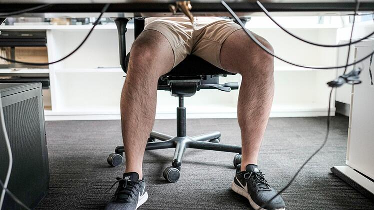 Kurze Hosen sind an vielen Arbeitsplätzen nicht gern gesehen. Warum eigentlich? Foto: Fabian Sommer/dpa