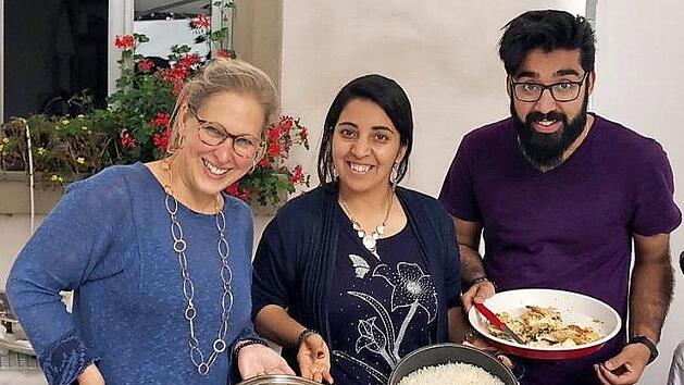 Gastfreundschaft, gemeinsames Kochen und Essen bringen Menschen zueinander. Auch beim Fest der Begegnung, das die Caritas Ha&szlig;berge in Ha&szlig;furt ausrichtete, war das der Fall. Foto: Jana Balling