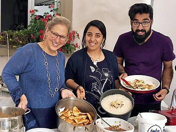 Gastfreundschaft, gemeinsames Kochen und Essen bringen Menschen zueinander. Auch beim Fest der Begegnung, das die Caritas Haßberge in Haßfurt ausrichtete, war das der Fall. Foto: Jana Balling