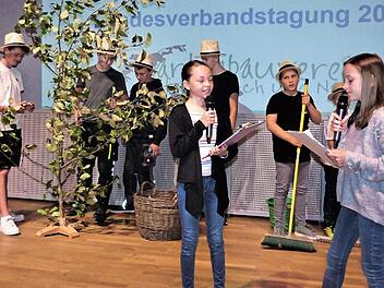 Die Jugendgruppe "Maulwürfe" des Gartenbauvereins Hutschdorf beantwortete in einem Sketch die Frage "Was macht eigentlich ein Gartenbauverein?"