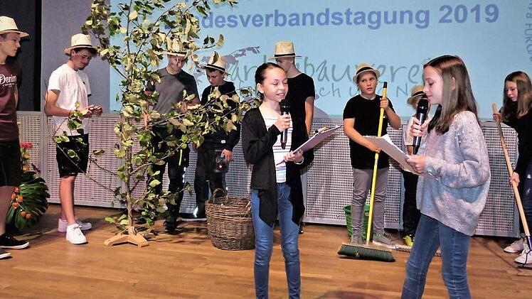 Die Jugendgruppe "Maulwürfe" des Gartenbauvereins Hutschdorf beantwortete in einem Sketch die Frage "Was macht eigentlich ein Gartenbauverein?"