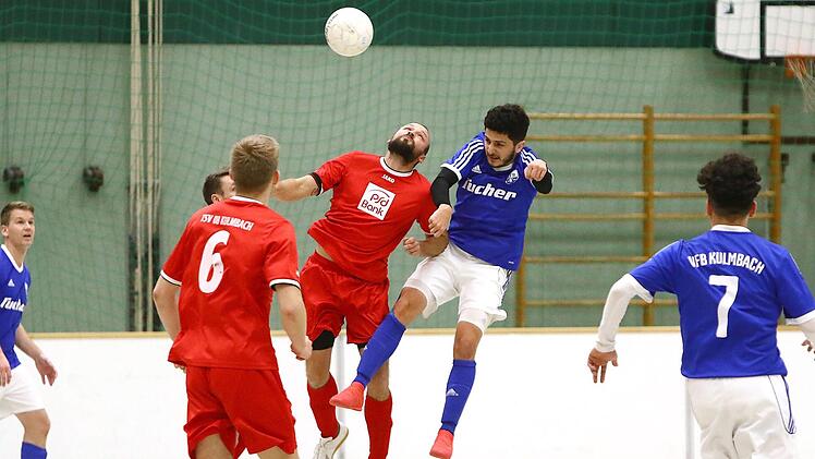 Amadeo Tasca gewinnt ein Kopfballduell gegen einen Nullachter. Foto: Monika Limmer