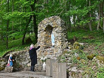 Pater Gottfried Scheer segnete die grundlegend sanierte Grotte mit den beiden Statuen.  Foto: Hanns Friedrich