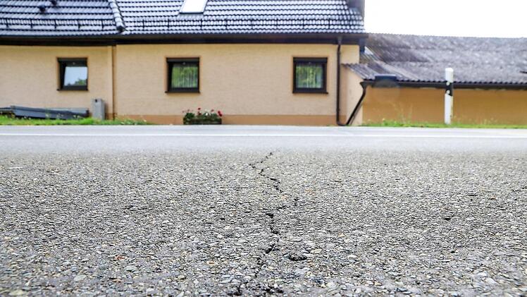 Die Straße hat Risse bekommen.