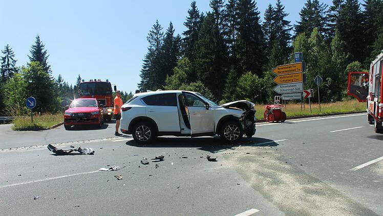 Zwei Autos kollidierten auf der B303. An beiden Fahrzeugen entstand Totalschaden.