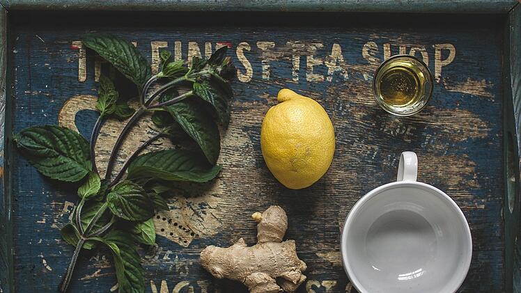 Ingwertee kann durch weitere Aromen aufgepeppt werden: Wie wäre es zum Beispiel mit Zitrone, Honig oder Minze?