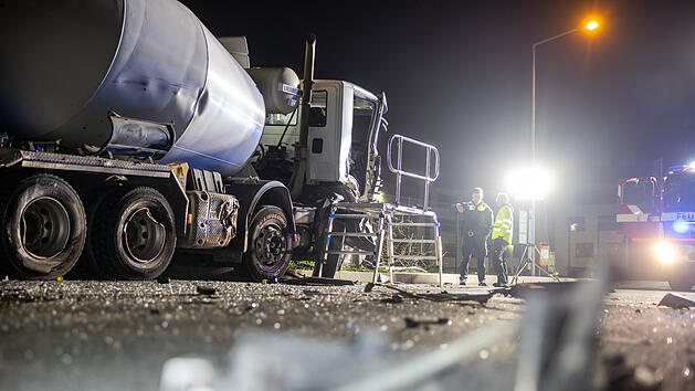 Zwei Lastwagen krachen ineinander: Betonmischer wird in geparkte Zugmaschine geschoben