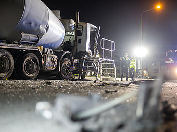 Zwei Lastwagen krachen ineinander: Betonmischer wird in geparkte Zugmaschine geschoben