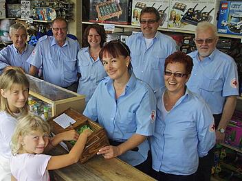 Die Schwestern (vorne von links) Selina und Sarah versuchen ihr Glück beim BRK-Glückshafen. Mit im Bild sind die Bereitschaftsmitglieder aus Windheim und Hirschfeld (von links) Heinz Karschunke,  Ingbert Weigelt, Jasmin Lang, Edeltraud Vetterdietz, Reiner Wachter, Christiane Wachter und Jürgen Müller. Foto: Heike Schülein