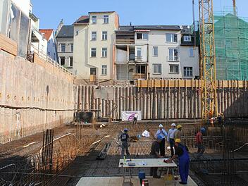 Grundsteinlegung für die Quartiersgarage in der Ketschenvorstadt. Bis 2015 ist das Loch zu. Foto: Vivian Hopf