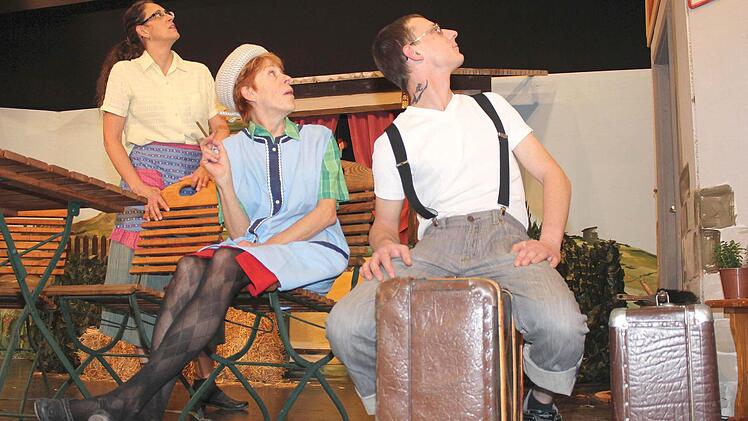 Was hat denn die Nachbarin wieder zu meckern? Elfriede Ackermann (Andrea Schmitt), Agnes Ackermann (Christine Brauer) und Lothar Ziegenzieher schauen gespannt nach oben.