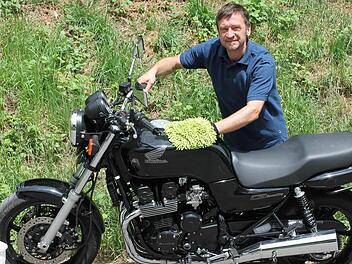 Andreas Kreuder bringt sein Motorrad für den Gottesdienst auf Hochglanz. Foto: Reith