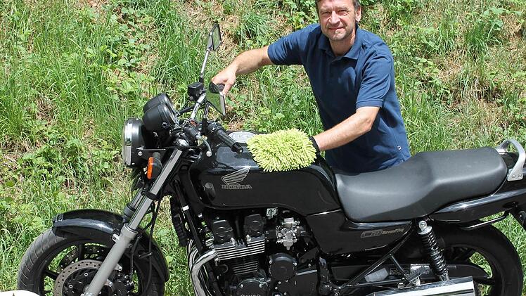 Andreas Kreuder bringt sein Motorrad für den Gottesdienst auf Hochglanz. Foto: Reith