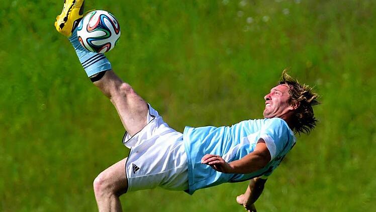 Fallrückzieher: Tino Kirsch von der DJK Ginolfs/Sondernau. Foto: Anand Anders