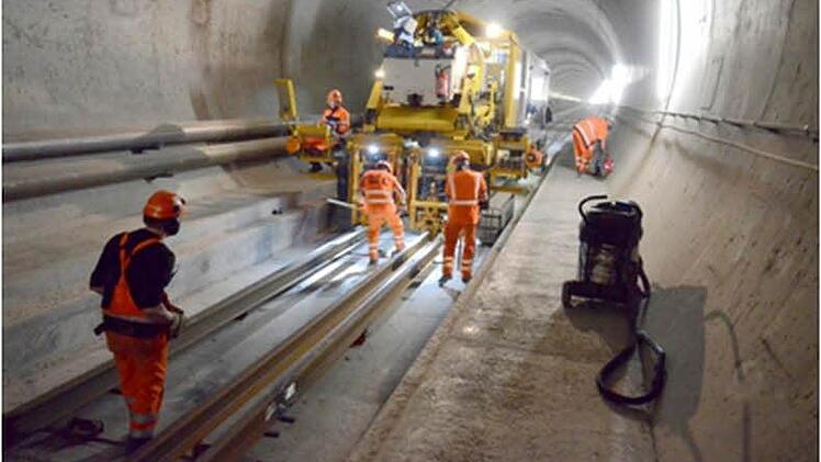 Die Gleisbauer beim Gotthard Basistunnel haben Spezialmaschinen entwickelt - unter anderem einen Betonzug. Foto: Transtec Gotthard