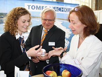 Der frühere Bad Bockleter Bürgermeister Armin Faber steht als Klinik-Geschäftsführer Rede und Antwort. Hier mit Qualitätsmanagerin Jessica Renner und der Messe-Projektleiterin Elisabeth A. Dichtl. Foto: Ralf Ruppert