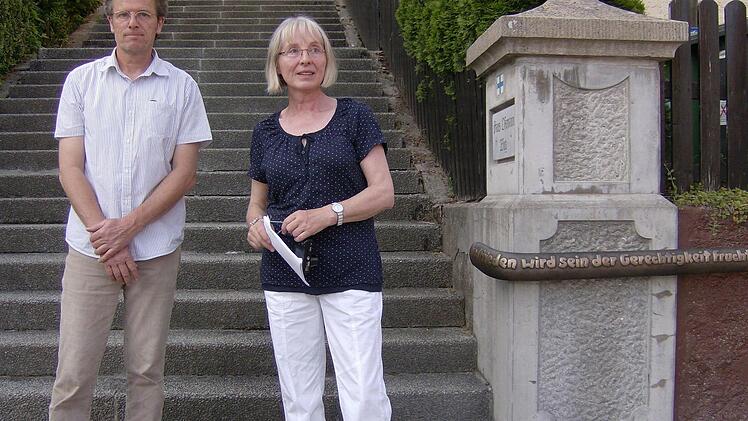 Stadträtin Renate Krause und Künstler Wolfram von Bieren am rechten der beiden Handläufe Petra Malbrich