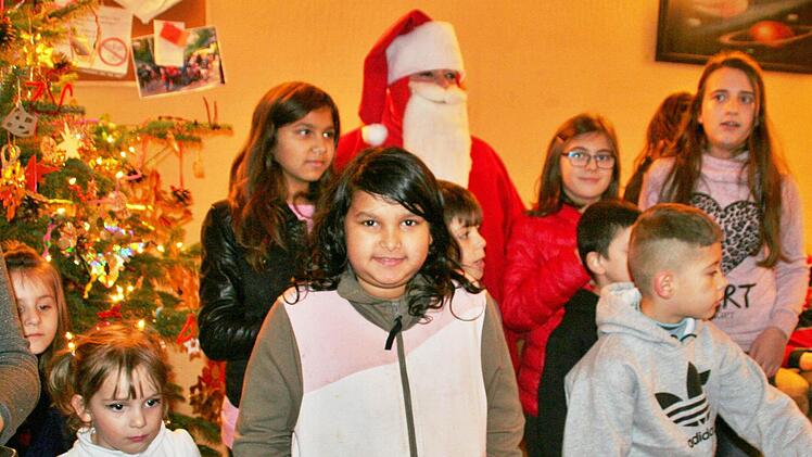 Der Weihnachtsmann brachte kleine Geschenke. Foto: Werner Vogel