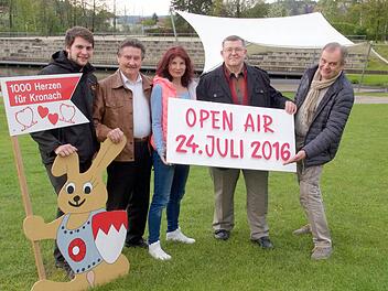Sie freuen sich auf das 1000-Herzen-Open-Air und laden herzlich am 24. Juli auf der Seebühne im Landesgartenschaupark Kronach dazu ein (von links): Paul Schreiner, Gerhard Burkert-Mazur, Christel Beez, Dietmar Schmidt, Günter Bauer Foto: eh