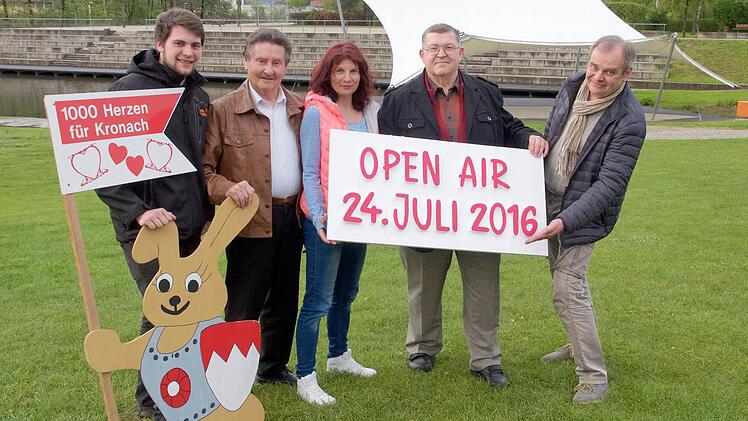 Sie freuen sich auf das 1000-Herzen-Open-Air und laden herzlich am 24. Juli auf der Seebühne im Landesgartenschaupark Kronach dazu ein (von links): Paul Schreiner, Gerhard Burkert-Mazur, Christel Beez, Dietmar Schmidt, Günter Bauer Foto: eh