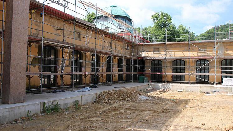 Im Südflügel wurden 24 Fenster in Absprache mit dem Landesamt für Denkmalpflege bis zum Fußboden nach unten verlängert. Foto: Ralf Ruppert