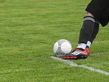 Versteckspiel in einer Parallelgesellschaft: Ein schwuler Fußballprofi erzählt anonym im Internet von seiner Scheinfreundin und warum er sich nicht outet. Foto: Pixabay.de