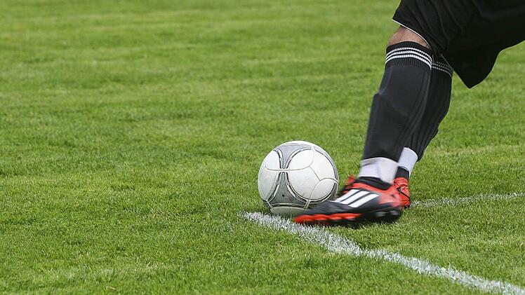 Versteckspiel in einer Parallelgesellschaft: Ein schwuler Fußballprofi erzählt anonym im Internet von seiner Scheinfreundin und warum er sich nicht outet. Foto: Pixabay.de