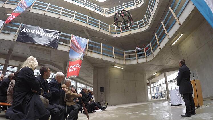Das Atrium im Neubau des Landratsamts Erlangen-Höchstadt machte beim Richtfest Eindruck. Rund 40 Millionen Euro soll der Bau kosten. Foto: Christian Bauriedel