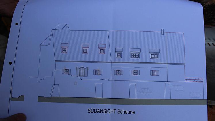 Die Ansicht Richtung Süden zum Wiesengrund. Die Denkmalpflege besteht auf kleinen Fenstern.  Foto: Evi Seeger