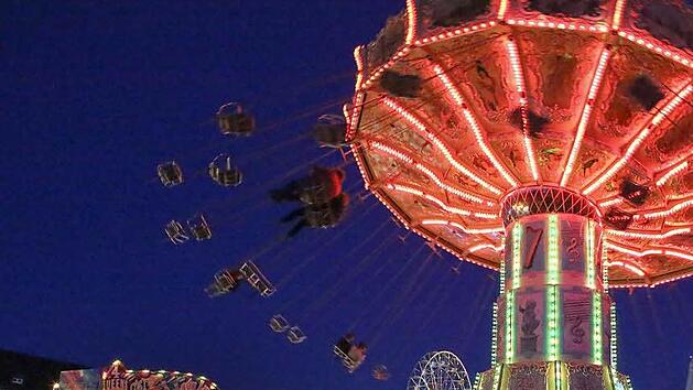 Erinnerung an fr&uuml;her: Wo sich heute das neue Brose-Verwaltungszentrums befindet, drehte sich jahrzehntelang im Fr&uuml;hling das Kettenkarussell.  Foto: RiegerPress