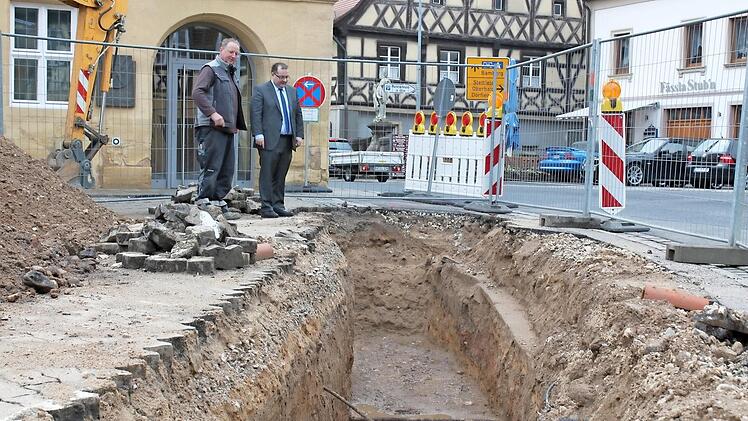 Grabungsleiter Magnus Wintergerst (links) und Bürgermeister Thomas Söder betrachten das steinerne Zeugnis. Fotos: Anette Schreiber