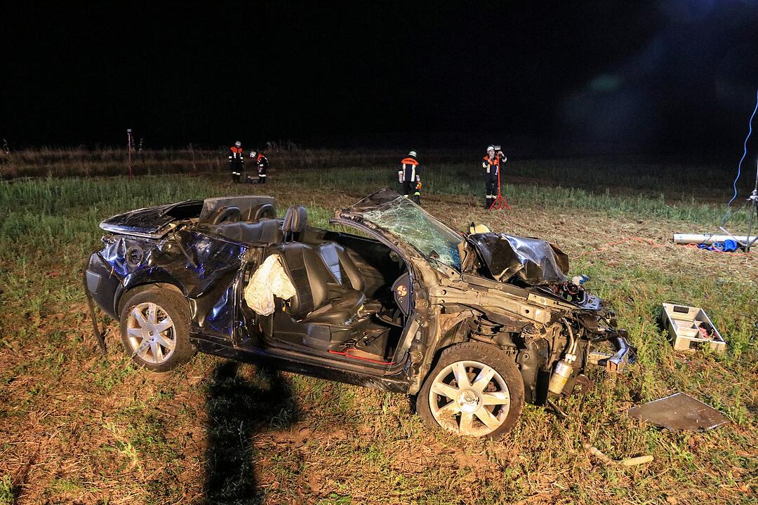 Kreis Erlangen: Cabrio überschlägt sich auf Acker mehrfach - Fahrer schwer verletzt