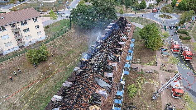 Das Dachgeschoss brannte total aus.  Foto: NEws5/Merzbach